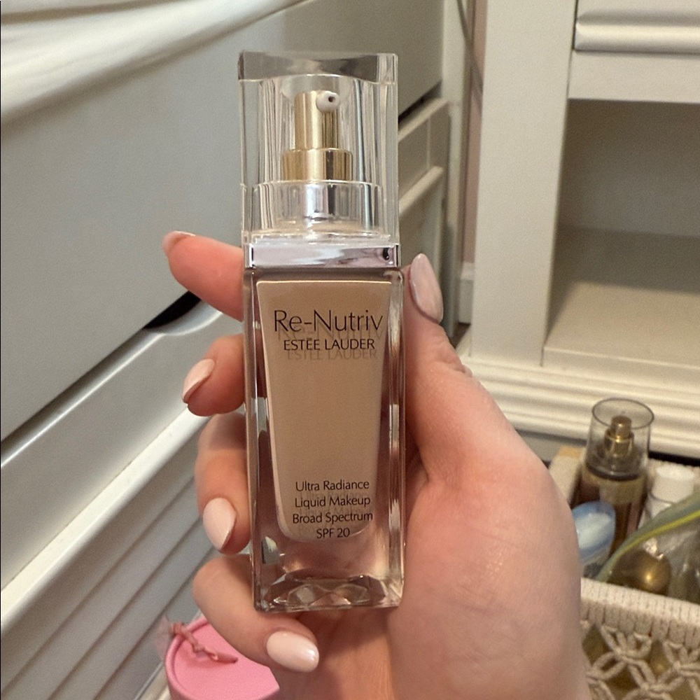 Estee Lauder Re-Nutriv Ultra Radiance Liquid Foundation SPF 20 - Fresco 2C3